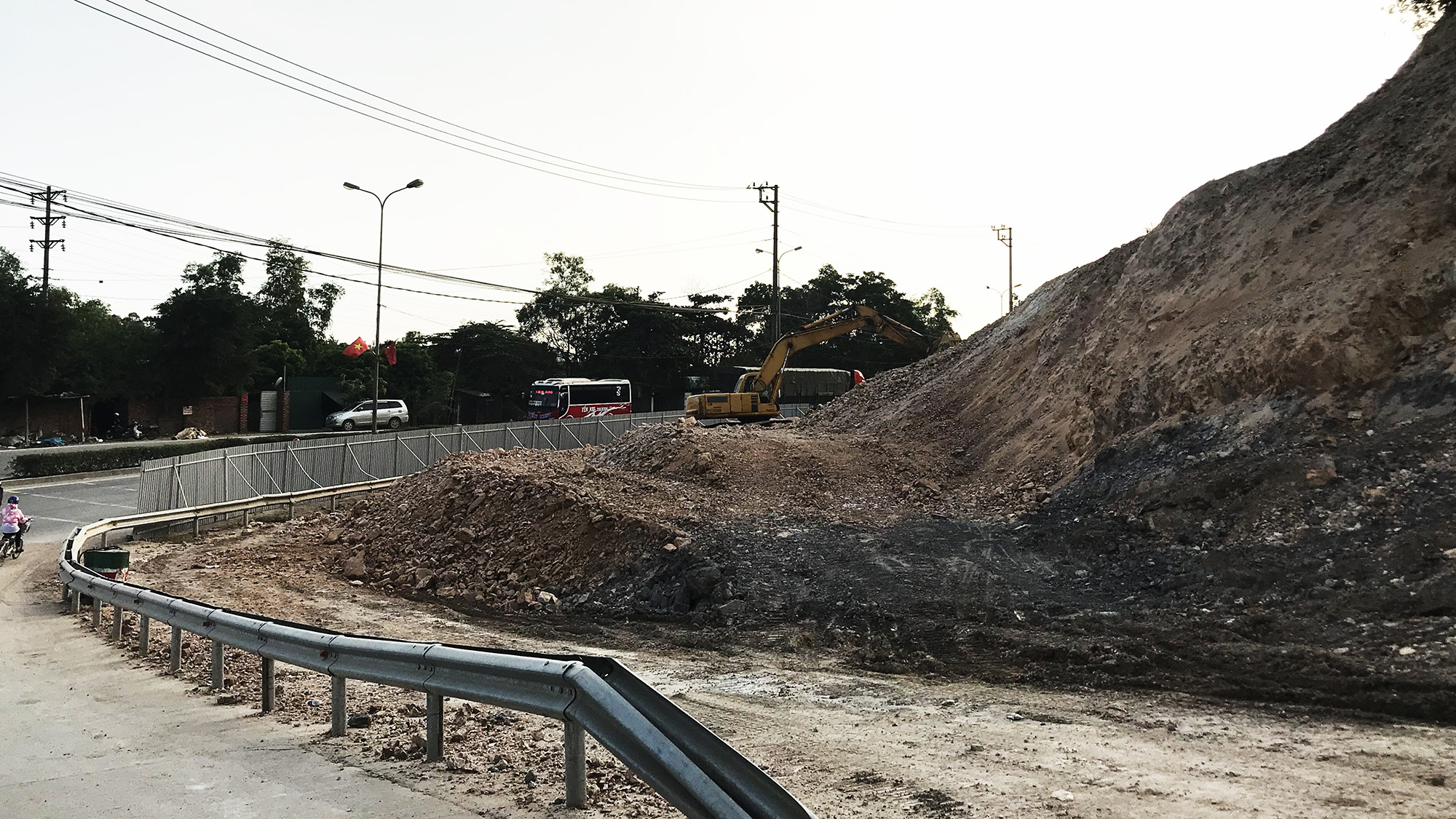 Thi công mở rộng QL18 đoạn từ cầu Bãi Cháy đến đường Hoàng Quốc Việt…