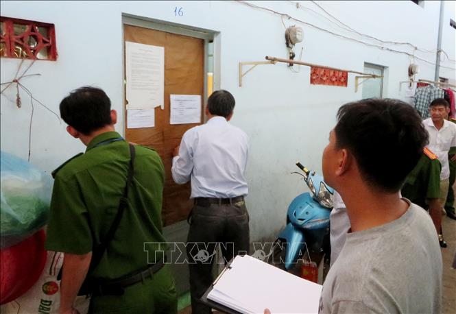 Cơ quan chức năng khám nghiệm hiện trường, điều tra nguyên nhân vụ việc.
