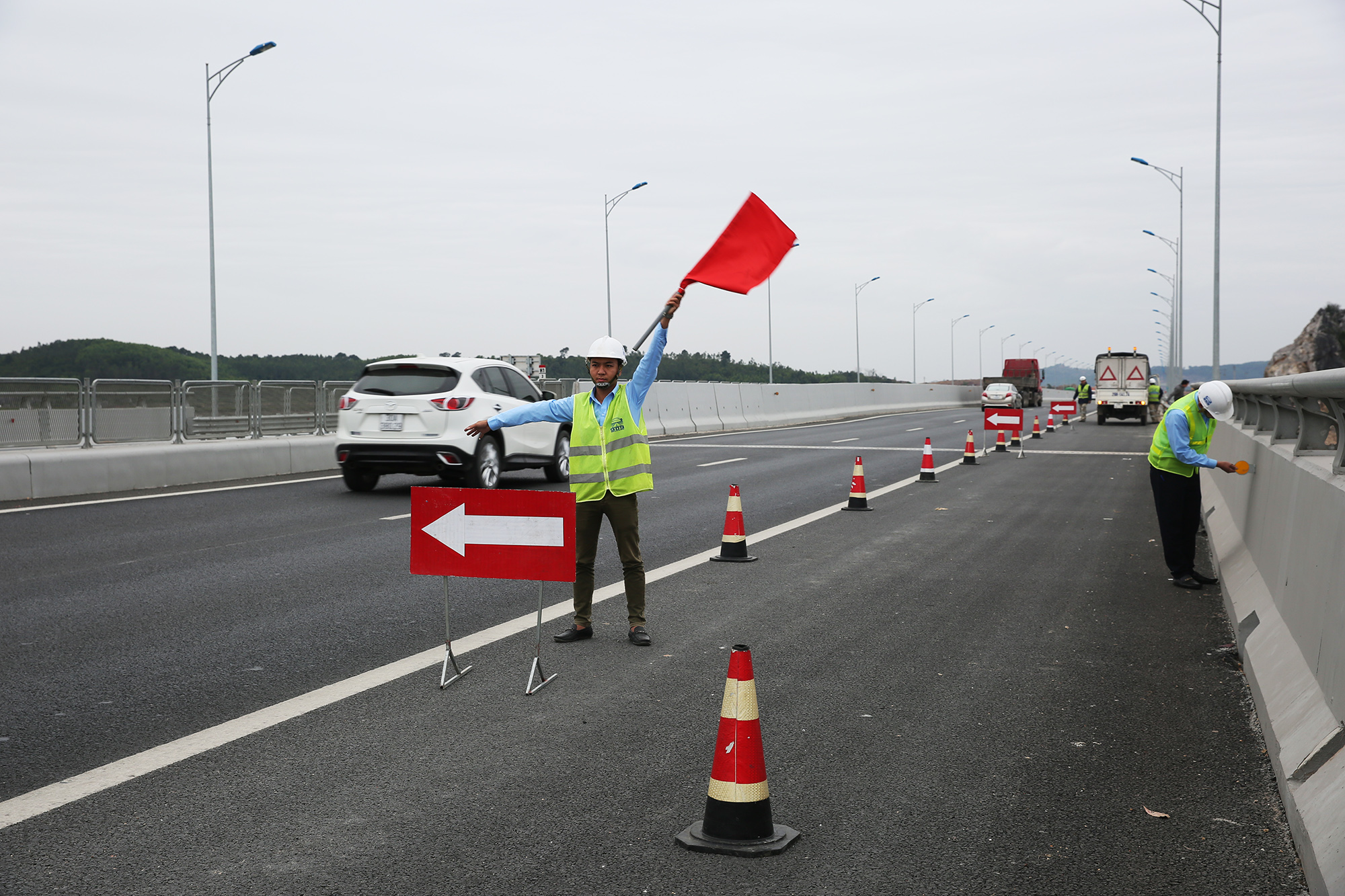 Đơn vị quản lý thực hiện kiểm tra thiết bị ATGT trên cao tốc Hạ Long - Hải Phòng.