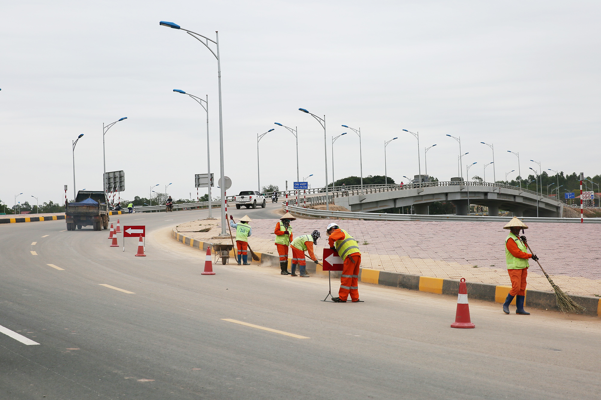 Tổ chức thu dọn vật liệu rơi vãi trên đường dẫn của cao tốc Hạ Long - Hải Phòng.