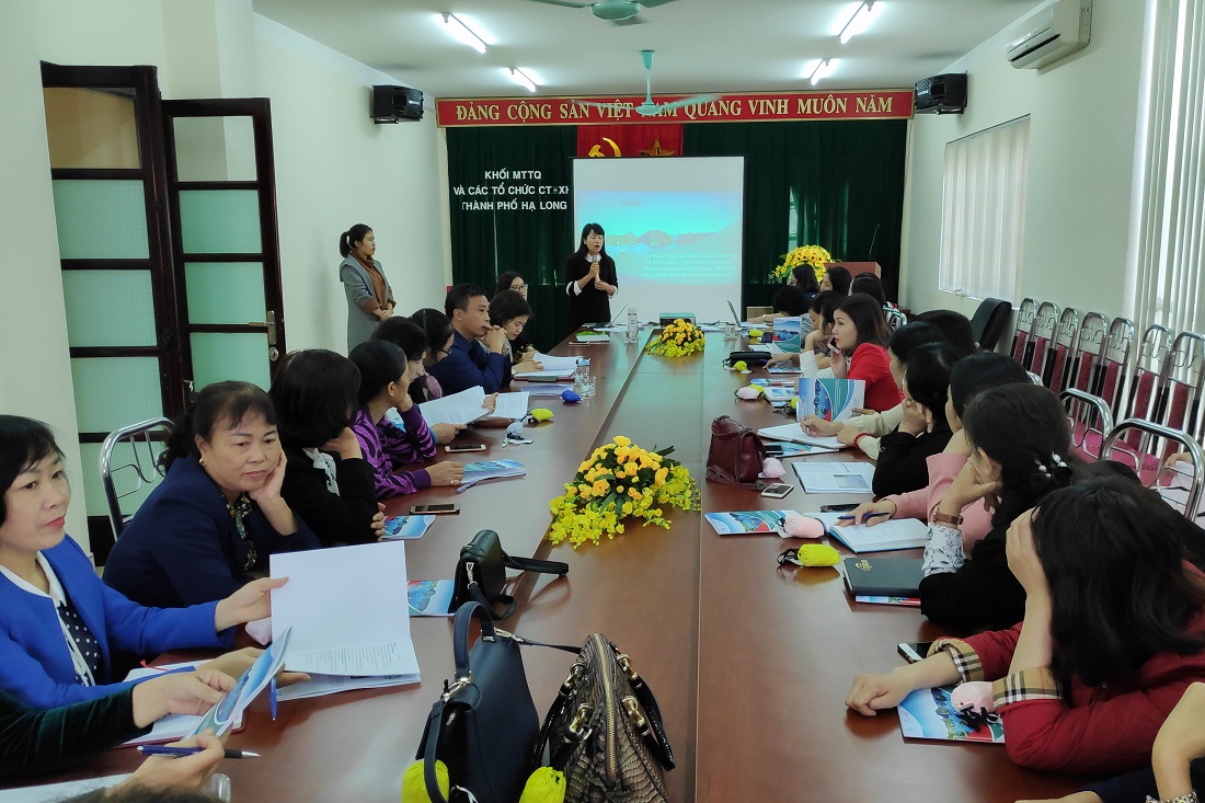 Cán bộ Hội LHPN TP Hạ Long tham gia lớp tập huấn về giảm thiểu rác thải nhựa, bảo vệ môi trường từ khu dân cư.