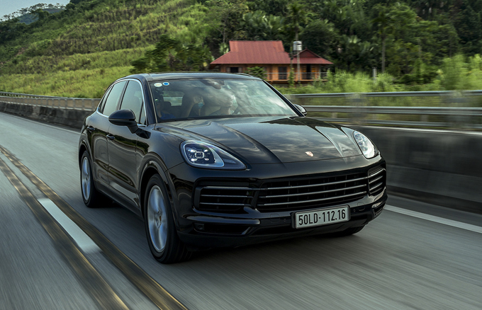 Porsche Cayenne trên đường cao tốc Hà Nội - Lào Cai.