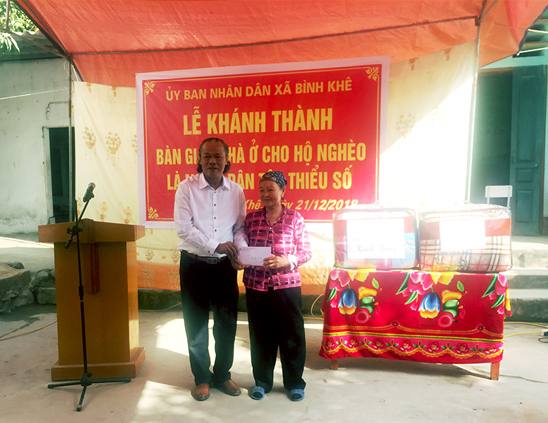 Lễ khánh thành bàn giao nhà mới cho vợ chồng ông Vi Văn Trung, thôn Bắc Sơn, xã Bình Khê, TX Đông Triều.