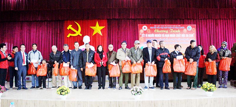 Chi hội Tán trợ Chữ thập đỏ Tình Người (Hội Chữ thập đỏ Hà Nội) trao 200 suất quà Tết cho hộ nghèo, đối tượng chính sách