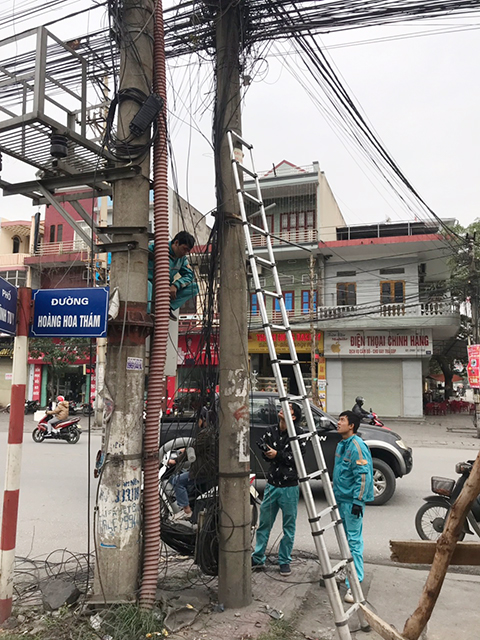 Các đơn vị đang tiến hành bó gọn cáp 