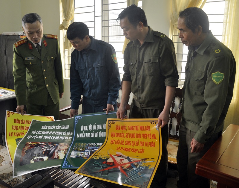 Công an Huyện và Công an xã Dân Chủ huyện Hoành Bồ tuyên truyền vận động người dân thực hiện đợt cao điểm thu nộp vũ khí, vật liệu nổ, công cụ hỗ trợ, đảm bảo ANTT tại địa phương.