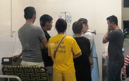 Người nhà các nạn nhân tập trung tại bệnh viện.