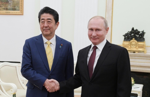 Thủ tướng Nhật Bản Shinzo Abe và Tổng thống Nga Vladimir Putin. Ảnh: Reuters