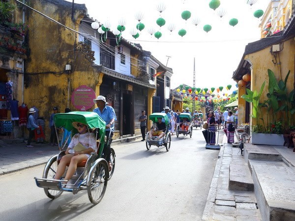 Khách du lịch thăm Phố cổ Hội An. (Ảnh: Anh Tuấn/TTXVN)
