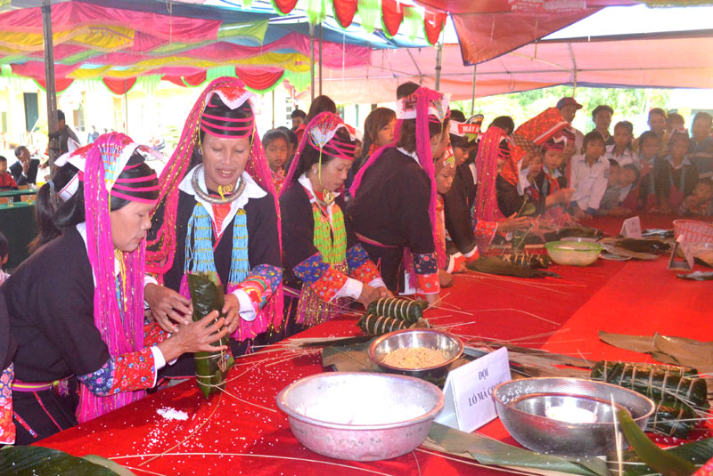Gói bánh chưng ngày tết ở Quảng Sơn được thể hiện trong Chương trình ngoại khóa tại trường
