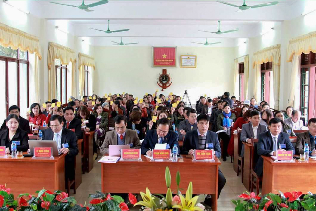 Các đại biểu tiến hành biểu quyết hiệp thương cử Ủy viên Ủy ban MTTQ xã Tiên Lãng (huyện Tiên Yên), nhiệm kì 2019-2024.