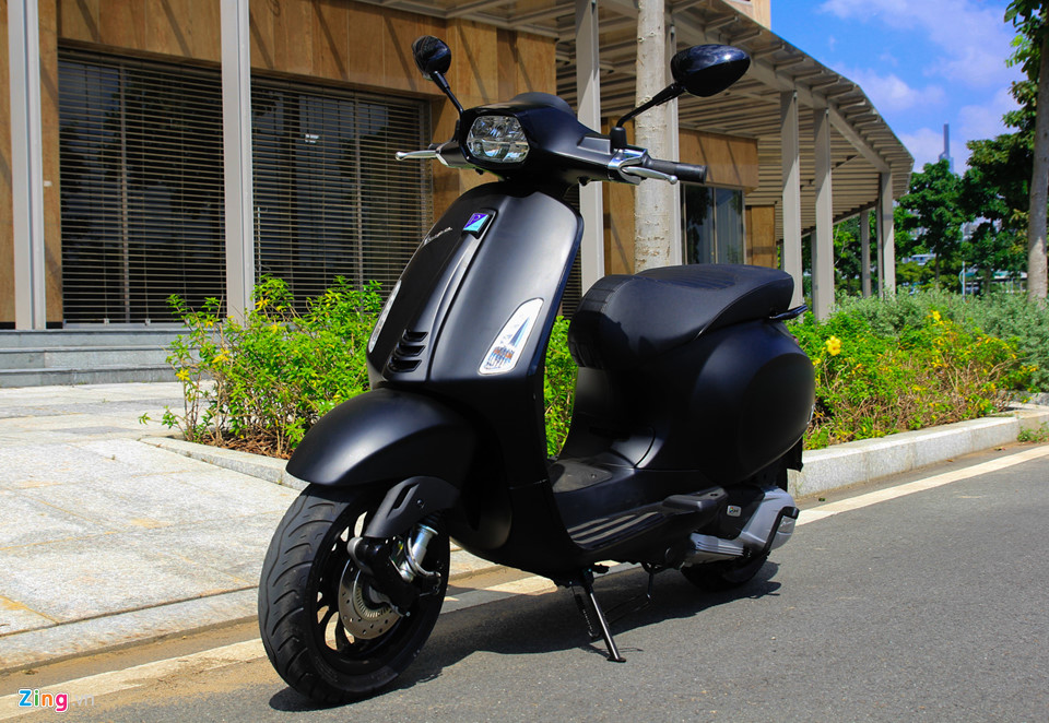 Vespa Sprint Notte sở hữu màu sơn đen nhám đặc trưng, kết hợp cùng một vài chi tiết đen bóng. Ảnh: Toàn Thiện