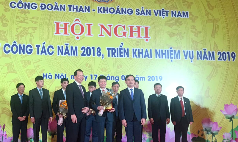 Đại diện lãnh đạo Công ty Cổ phần Than Núi Béo nhận danh hiệu.