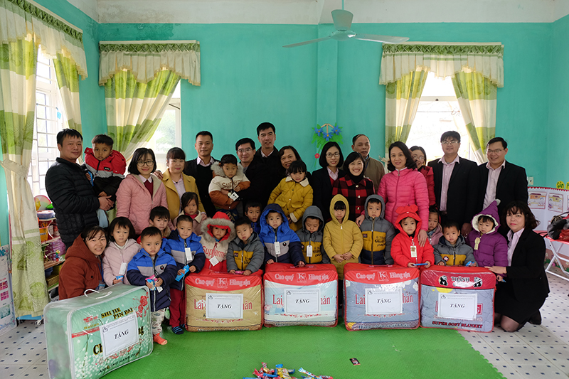 Công đoàn NHCSXH chi nhánh Quảng Ninh trao tặng quà Tết cho các học sinh điểm trường Mầm non Mả Tàu Phố, xã Quảng Đức, huyện Hải Hà.