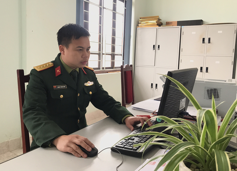Đại úy Hoàng Trung Kiên làm nhiệm vụ tại Ban chỉ huy quân sự huyện Bình Liêu.