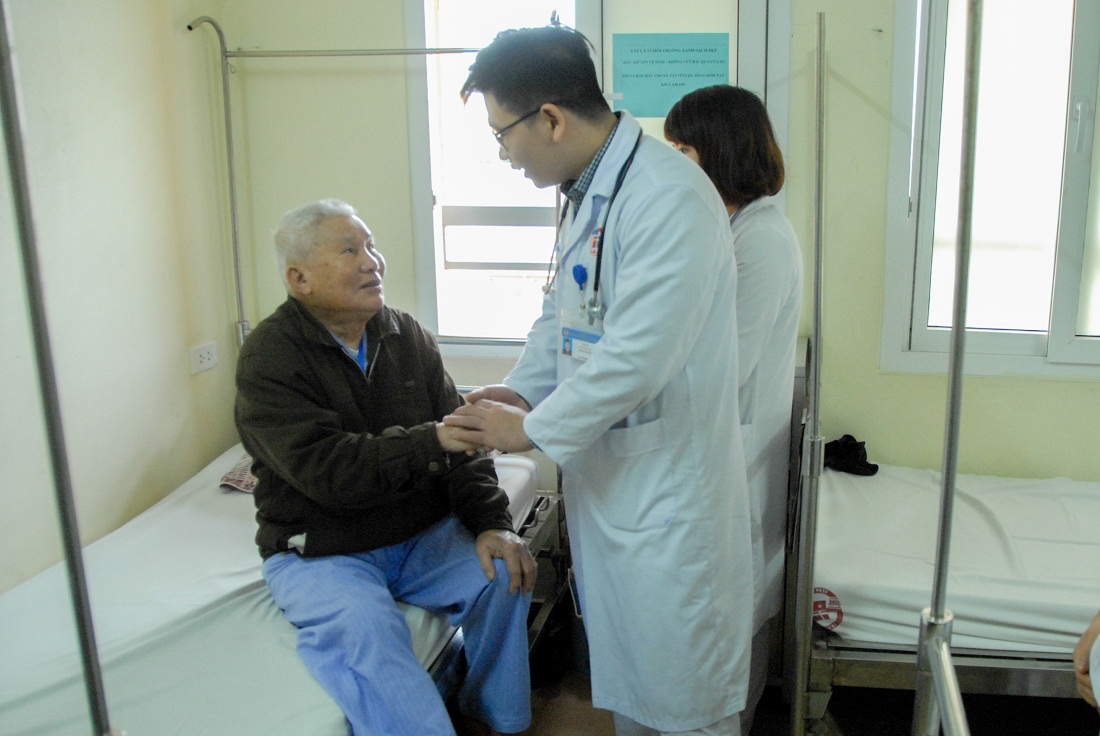 Bác sĩ Vũ Trí Tuệ luôn thăm hỏi chu đáo, ân cần với mọi người bệnh.