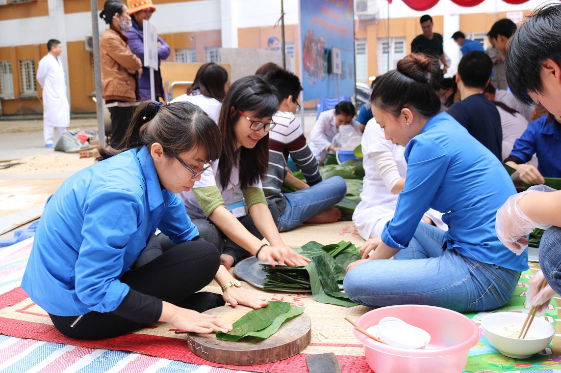 ĐVTN Bệnh viện Việt Nam - Thụy Điển tham gia gói bánh chưng làm quà tặng bệnh nhân nghèo dịp Tết Nguyên đán.