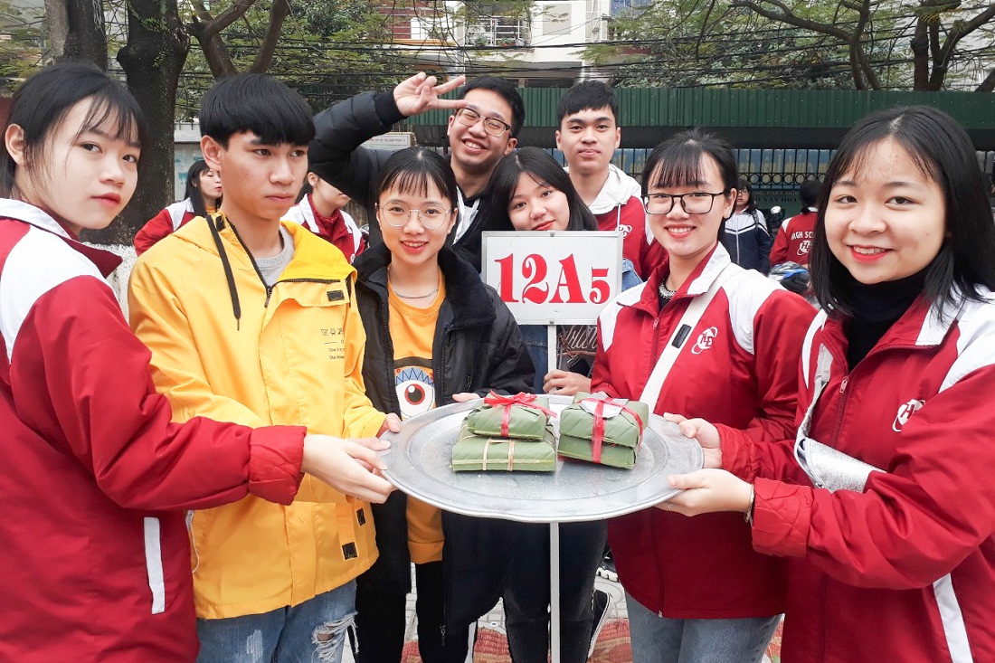 ĐVTN trường THPT Hồng Đức (TP Uông Bí) tham gia lễ hội ẩm thực, gói bánh chưng tặng người nghèo.