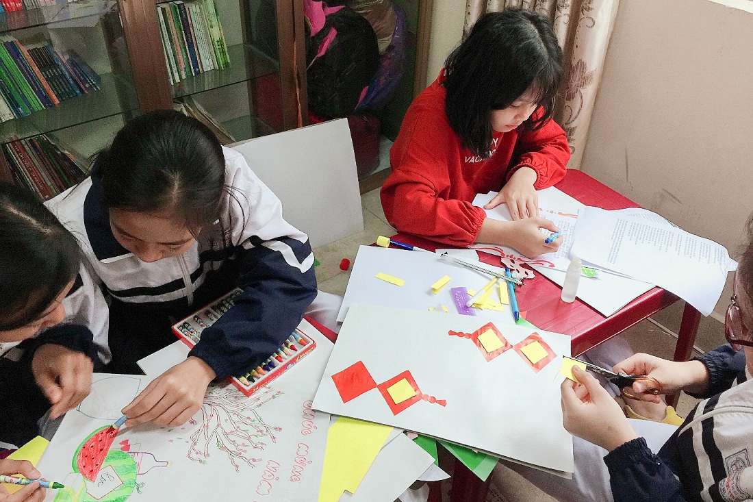 Học sinh trường THCS Nguyễn Trãi (TP Uông Bí) làm thiệp chúc tết, hưởng ứng chương trình 