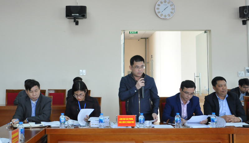 Đại diện Trung tâm phát triển quỹ đất TP Hạ Long trình bày quá trình GPMB thực hiện dự án Khu dân cư đồi Ngân hàng.