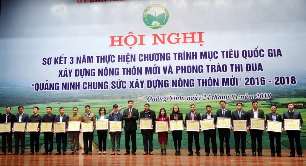 Đồng chí Nguyễn Đức Long, Chủ tịch UBND tỉnh tặng bằng khen cho các tập thể