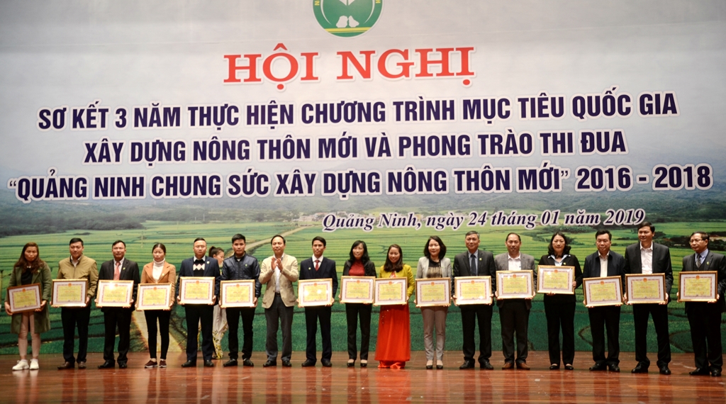 Đồng chí Đặng Huy Hậu, Phó Chủ tịch Thường trực tặng Bằng khen của Bộ NN&PTNT cho các tập thể, cá nhân có thành tích