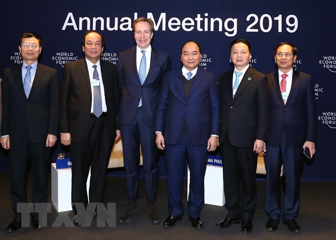 Thủ tướng Nguyễn Xuân Phúc, Chủ tịch WEF Borge Brende và các thành viên chính thức đoàn Việt Nam tham dự buổi đối thoại. (Ảnh: Thống Nhất/TTXVN)