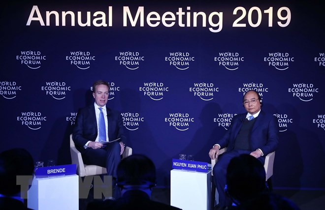 Thủ tướng Nguyễn Xuân Phúc và Chủ tịch WEF Borge Brende tại buổi đối thoại. (Ảnh: Thống Nhất/TTXVN)