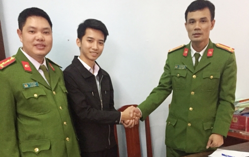 Công an huyện Bá Thước trao trả lại tài sản cho anh Nguyễn Công Dũng