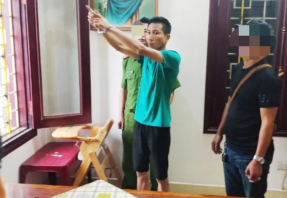 Công an đưa Cửu đến nhà ông Minh thực nghiệm hiện trường. Ảnh: Gia đình bị hại cung cấp.