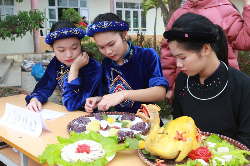 Các nữ sinh chăm chú với phần thi bày mâm xôi ngàyvowist.