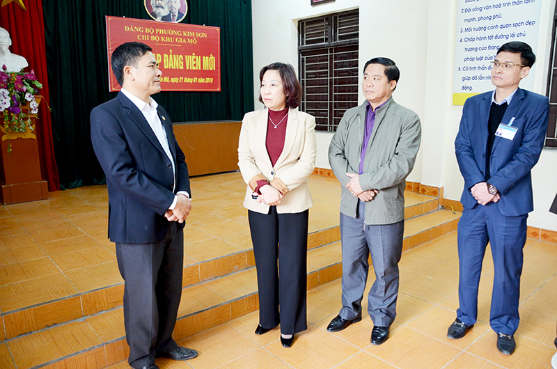 Đồng chí Vũ Thị Thu Thủy, Phó Chủ tịch UBND tỉnh hỏi thăm tình hình chuẩn bị hoạt động đón Tết của nhà văn hóa khu Gia Mỗ, phường Kim Sơn, TX Đông Triều.