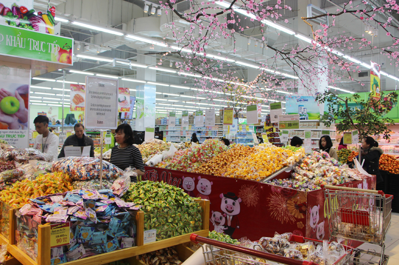 Một số người dân tranh thủ đi sắm Tết để tránh tình trạng quá tải trong những ngày cận Tết