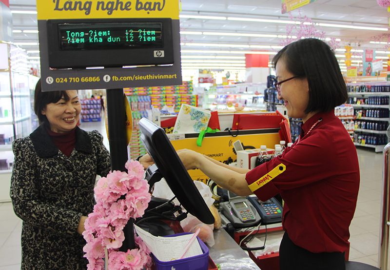 Các đơn vị dự kiến sẽ mở cửa phục vụ người dân mua sắm đến tận ngày 30 Tết; đồng thời mở tất cả quầy thu ngân để tránh việc người dân phải chờ đợi khi thanh toán. (Ảnh chụp tại Siêu thị Vinmart Hạ Long)