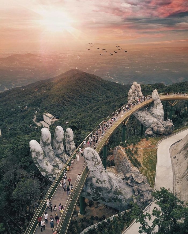 Cây cầu vàng của Đà Nẵng vừa khánh thành năm ngoái tại Đà Nẵng và được tờ Time của Mỹ bình chọn là một trong những điểm đến tuyệt vời nhất thế giới 2018 - Ảnh: Jason Goh