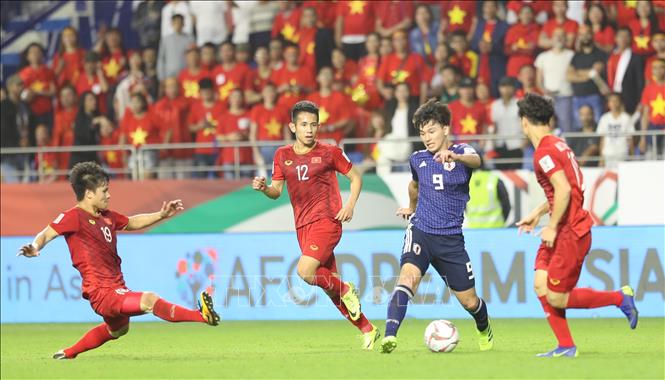 Pha tranh bóng giữa cầu thủ hai đội. Ảnh: Hoàng Linh/ TTXVN