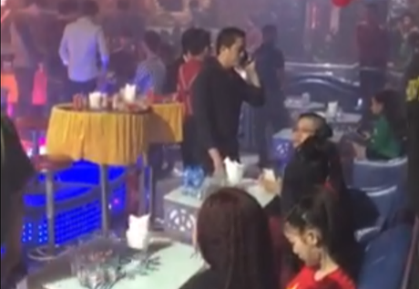 Bên trong quán bar 86.