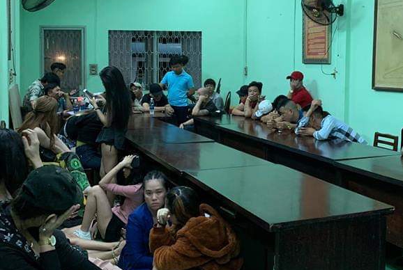 Nhiều dân chơi được đưa về trụ sở để kiểm tra ma túy. Ảnh: baotintuc.vn