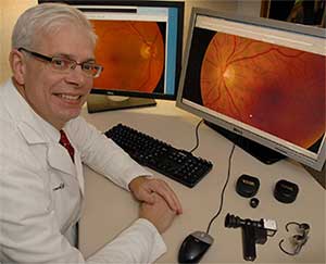 BS. Michael Abramoff bên hệ thống IDx-DR.