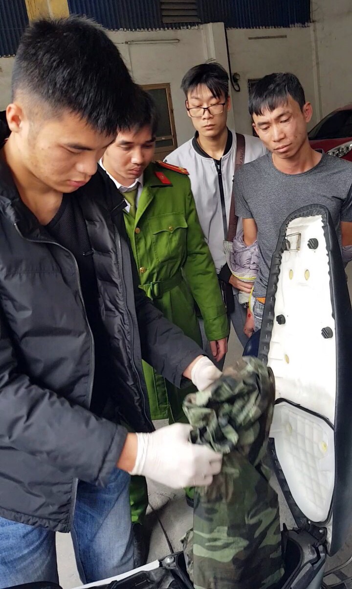 Công an phường Quang Trung bắt đối tượng Nguyễn Quang Hưng cùng tang vật tại cổng nhà 