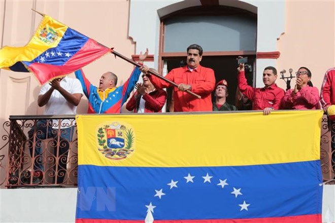 Tổng thống Venezuela Nicolas Maduro (giữa) phát biểu trong cuộc míttinh ủng hộ Chính phủ của ông tại Caracas, Venezuela, ngày 23/1/2019. (Ảnh: THX/TTXVN)