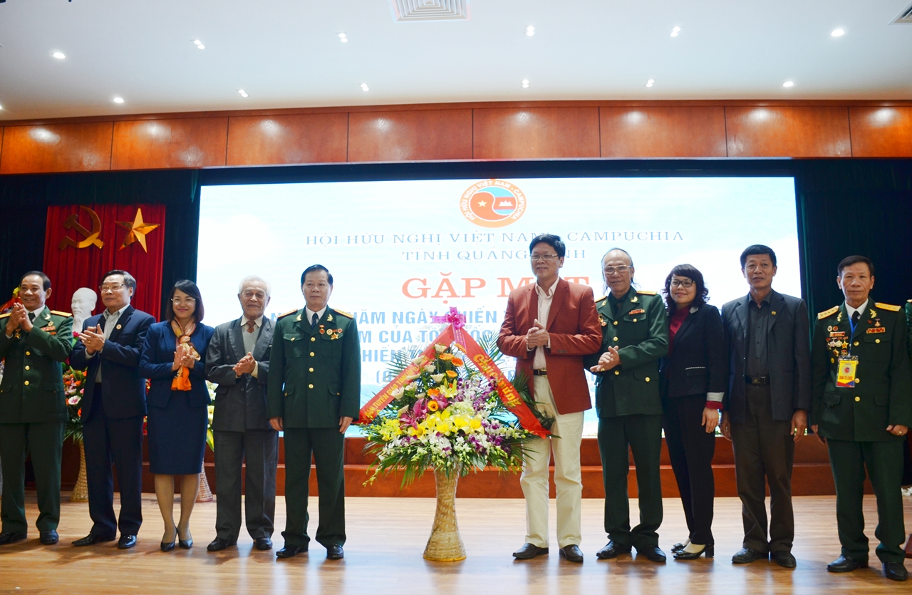 Các đại biểu tặng hoa chúc mừng tại buổi gặp mặt
