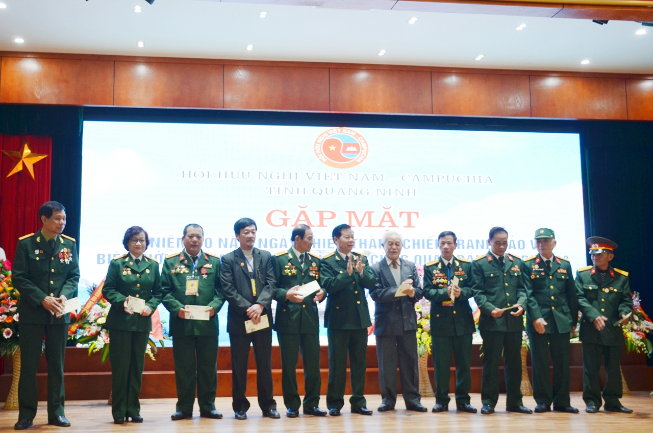 Nhân dịp Tết Nguyên đán Kỷ Hợi 2019, Hội đã tặng quà cho hội viên có hoàn cảnh khó khăn và hội viên có thành tích xuất sắc