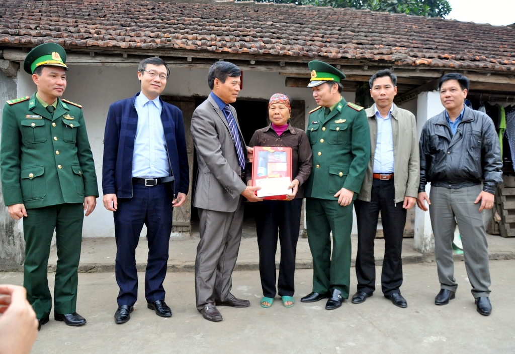 Hội Nhà báo tỉnh đến thăm, tặng quà một số gia đình chính sách, hộ nghèo trên địa bàn xã Hoành Mô.