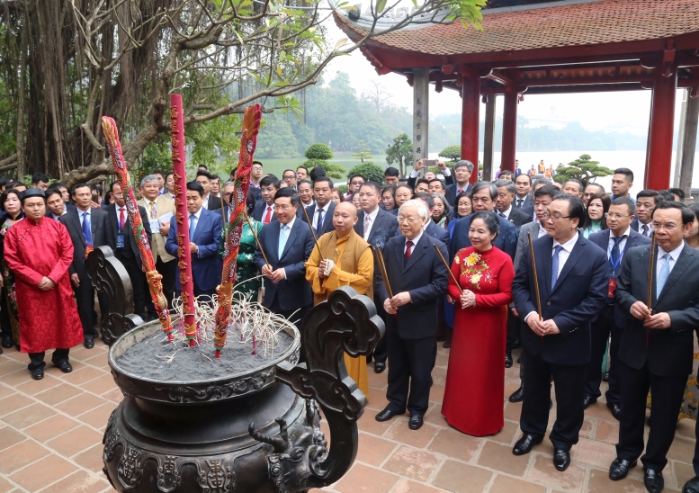 Tổng Bí thư, Chủ tịch nước và Phu nhân cùng các đại biểu dâng hương tại đền Ngọc Sơn. - Ảnh: VGP/Nhật Bắc