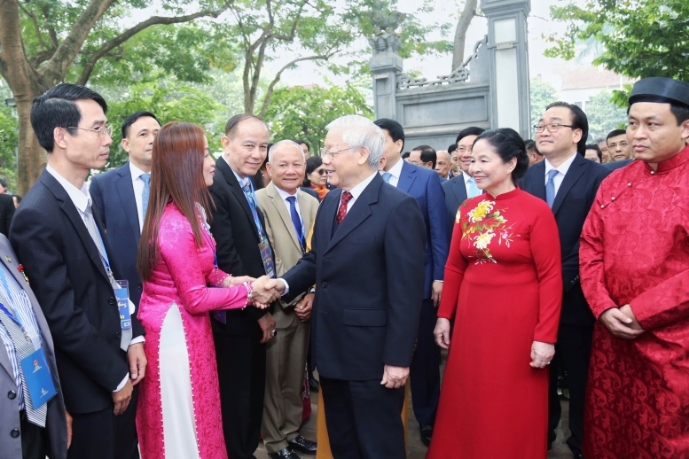 Tổng Bí thư, Chủ tịch nước thân mật trò chuyện, thăm hỏi tình hình đời sống, công tác, làm ăn kinh doanh của bà con kiều bào. - Ảnh: VGP/Nhật Bắc