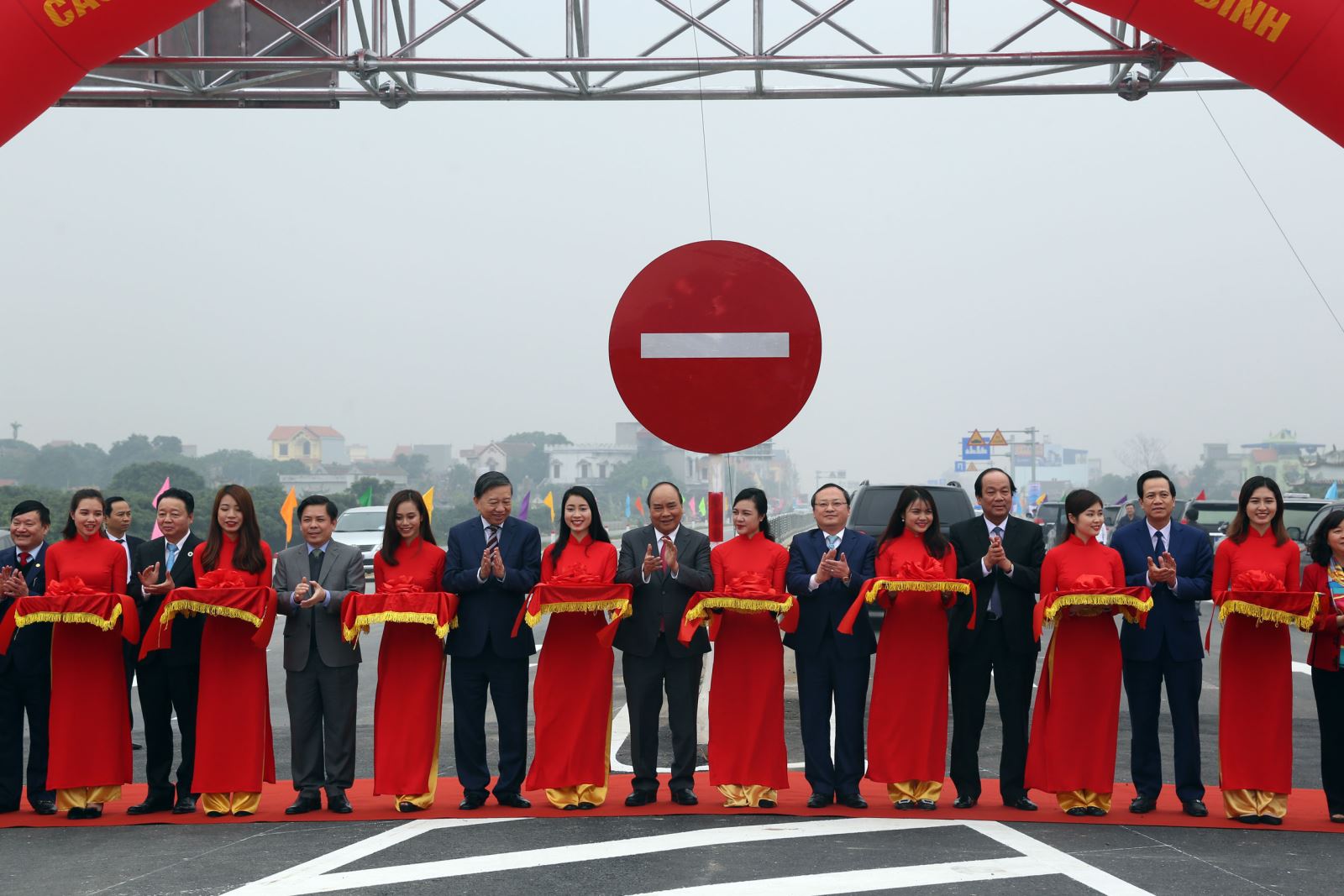 Nghi lễ cắt băng khánh thành.