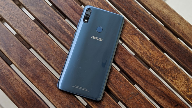 Asus Zenfone Max Pro M2 được trang bị viên pin có dung lượng lớn 5.000 mAh, đáp ứng được trong vòng 2 ngày sử dụng. Máy có màn hình IPS LCD 6,3 inch Full HD, chip Snapdragon 660, RAM 4 GB và bộ nhớ trong 64 GB. Model này được trang bị camera kép 12 MP và 5 MP. Zenfone Max Pro M2 đang được bán với giá 6 triệu đồng.