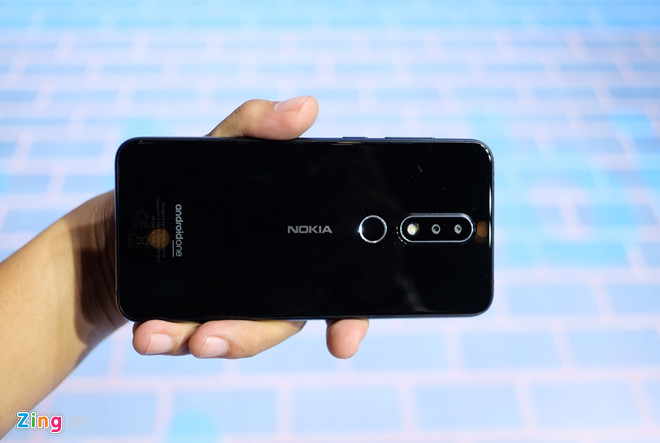Nokia 6.1 Plus nằm trong dự án Android One, vì thế máy sẽ được cập nhật những phiên bản Android mới nhất, giao diện khá nhẹ. Model này có màn hình 5,8 inch Full HD, tỷ lệ 19:9, phần viền màn hình được làm khá mỏng. Nokia 6.1 Plus được trang bị chip Snapdragon 636, RAM 4 GB và bộ nhớ trong 64 GB. Camera kép của máy bao gồm một camera chính 16 MP (cảm biến RGB, khẩu độ f/2.0) và camera phụ 5 MP (cảm biến đơn sắc, khẩu độ f/2.2). Giá bán của model này là 5,5 triệu đồng, giảm 400.000 đồng.