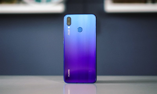 Nova 3i là dòng smartphone tầm trung của Huawei có 4 camera, bao gồm 2 camera chính 16 MP, 2 MP cùng 2 camera selfie 24 MP và 2 MP. Model này có phiên bản màu gradient đẹp mắt. Máy dùng màn hình 6,3 inch Full HD, chip Kirin 710, RAM 4 GB và bộ nhớ trong 120 GB. Nova 3i được giảm 500.000 đồng, còn 6 triệu đồng.